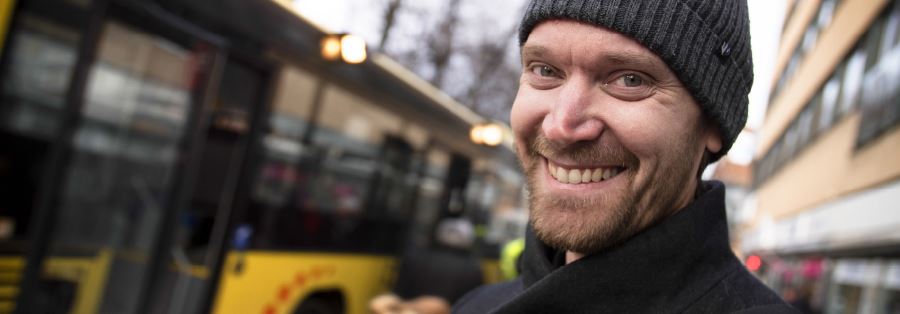 Glad bussresenär