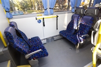 Bild på sittplatser på bussen för resenärer med rörelsenedsättning.